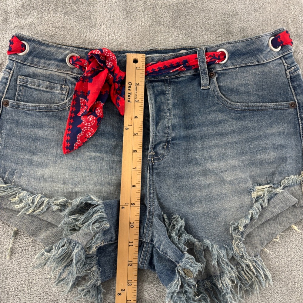 Altar'd State Denim Cutoff Short Womens 31 Medium Wash Frayed Scarf Belt 24020AS - Picture 8 of 11